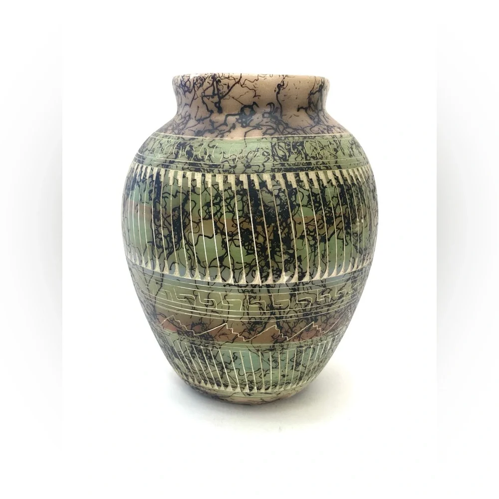 Dina Johnson Native American Navajo Indian Horse Hair Pottery Vase Artist Signed